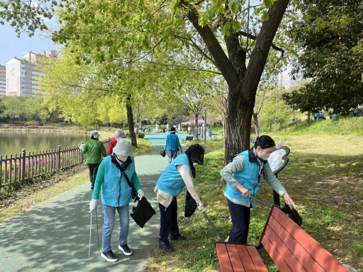 꽃과 함께한 봄날의 연대…광주·전남향군여성회 환경정화