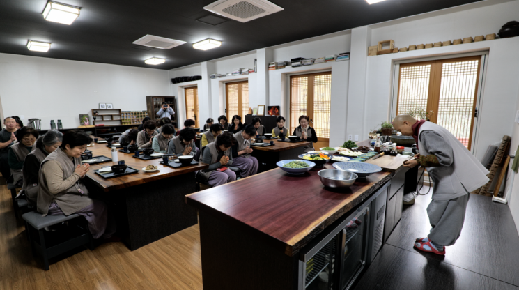 "천년사찰서 힐링하세요"