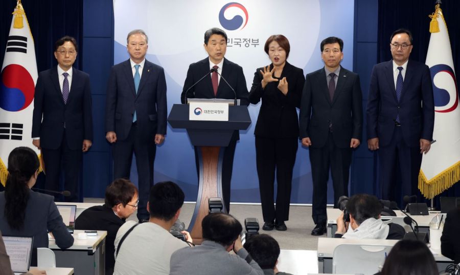 이주호 사회부총리 겸 교육부 장관이 17일 서울 종로구 정부서울청사에서 열린 2026학년도 의대 모집인원 조정 방향 관련 브리핑에서 의대 정원을 3058명으로 결정했다고 밝히고 있다. 사진=조용준 기자