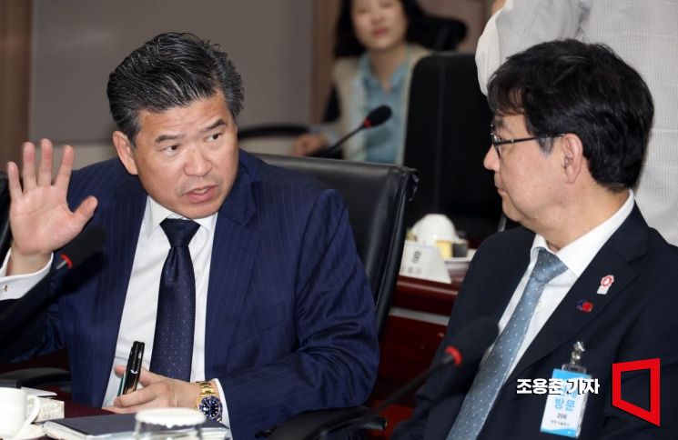 [포토] 대화하는 제임스 김 주한미국상공회의 회장