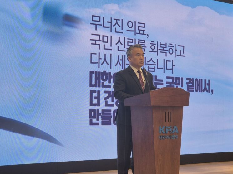 내년 모집인원 '뒷걸음'에 의료계 "한걸음 내디뎌"