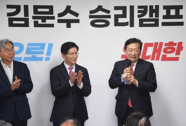 '윤심' 챙기는 김문수 "尹 자유의 몸으로 행복한 시절 오길"