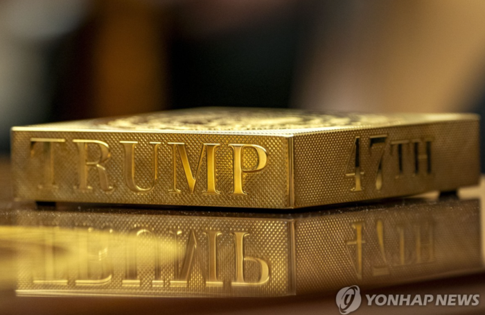 백악관 집무실에 놓인 황금색 컵받침대. EPA 연합뉴스
