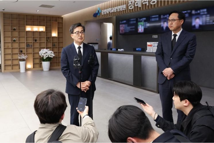 광명 붕괴사고 희생자 조문한 김동연 "도시 난개발로 지금 지하 위험"