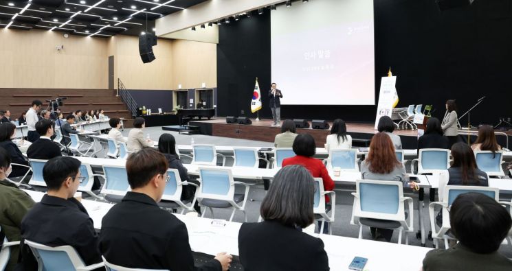 임태희 경기도교육감이 제45회 장애인의 날을 맞아 17일 북부청사에서 열린 '2025 경기특수교육 서포터즈 위드 어스(With Us) 발대식'에 참석해 인사말을 하고 있다. 경기도교육청 제공