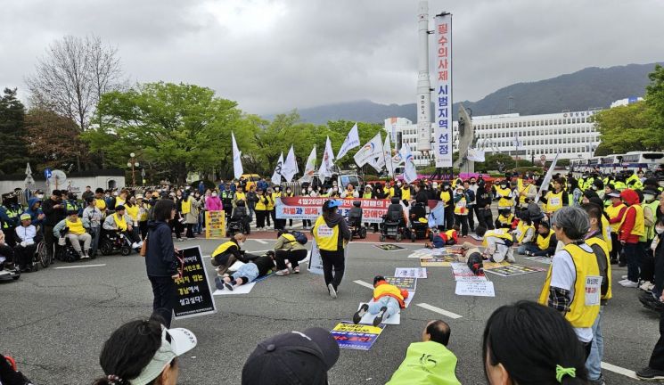 경남장애인자립생활센터협의회 장애인 권리 보장 촉구 집회에서 중중장애인들이 경남도청 정문 앞에서 오체투지를 하며 요구안 관철을 요청하고 있다. 이세령 기자