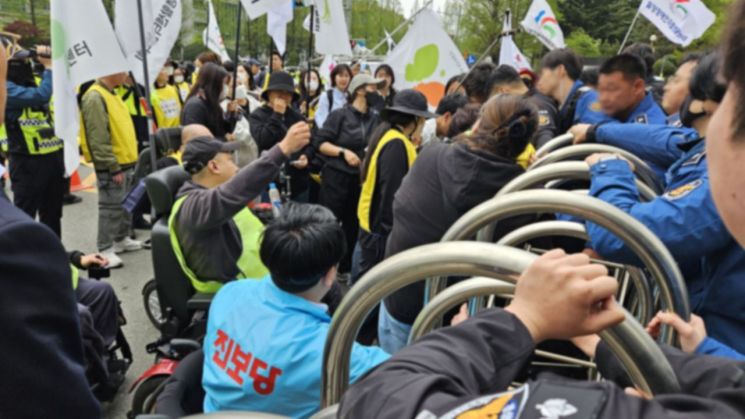 경남장애인단체가 도청 정문 안쪽 진입을 요구하고 있다. 이세령 기자