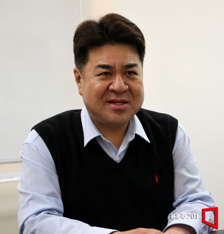 엄인섭 티엑스알로보틱스 대표가 아시아경제와 인터뷰를 하고 있다. 윤동주 기자