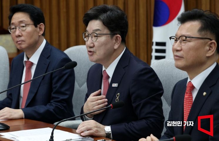 [포토] 배지 소개하는 권성동 원내대표 '도봉구·대구 상징'