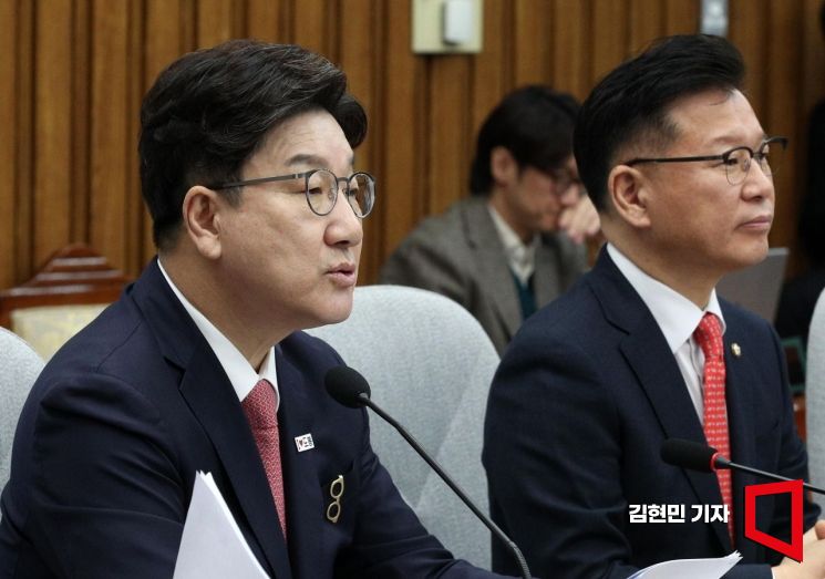 권성동 국민의힘 원내대표가 18일 국회에서 열린 원내대책회의에서 발언하고 있다. 2025.4.18 김현민 기자