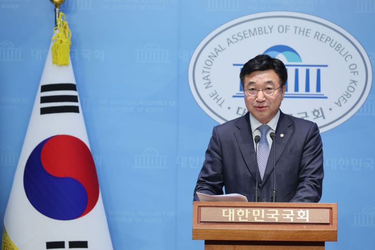 18일 서울 영등포구 국회 소통관에서 윤호중 선대위원장이 이재명 전 더불어민주당 대표의 영남권 공약 관련 브리핑을 하고 있다. 연합뉴스
