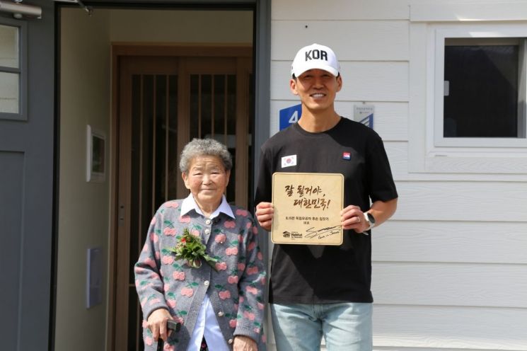 광복절 열심히 뛰더니…해비타트·가수 션, 독립유공자 후손에 보금자리 선사