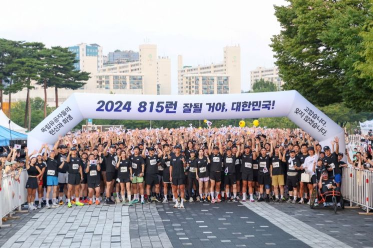 광복절 열심히 뛰더니…해비타트·가수 션, 독립유공자 후손에 보금자리 선사