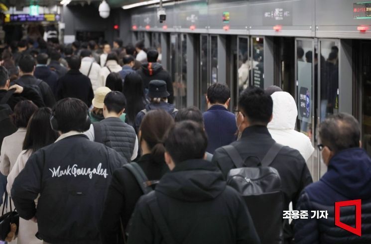 서울 5호선 광화문역이 시민들로 붐비고 있다. 조용준 기자