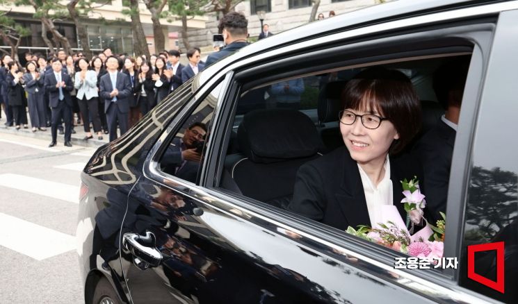 [포토] 헌재 떠나는 이미선 헌법재판관