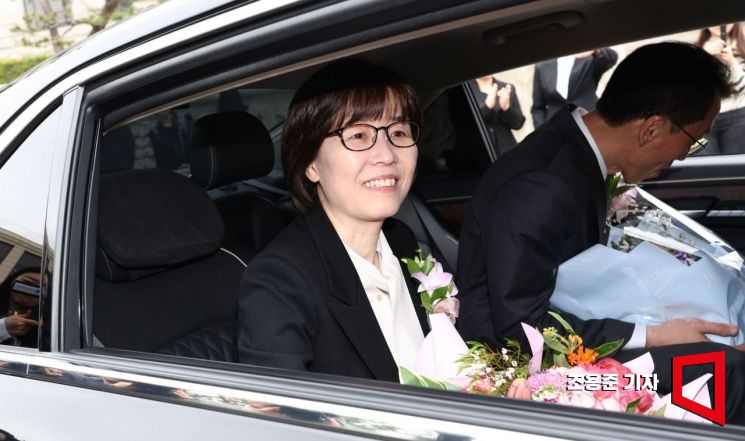 [포토] 밝은 표정으로 헌재 떠나는 이미선 재판관