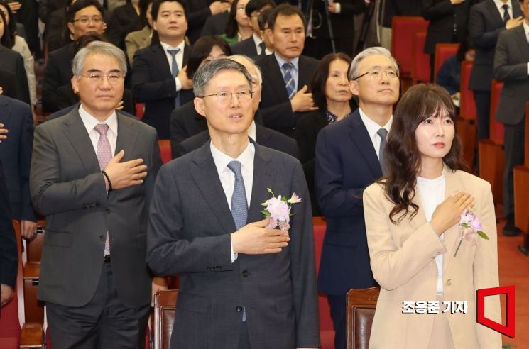 [포토] 국민의례하는 문형배 헌법재판소장 대행