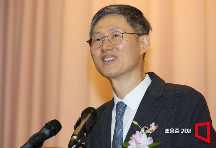 문형배 헌법재판소장 권한대행이 18일 서울 종로구 헌법재판소에서 열린 퇴임식에 참석, 퇴임사를 하고 있다. 2025.4.18 조용준 기자