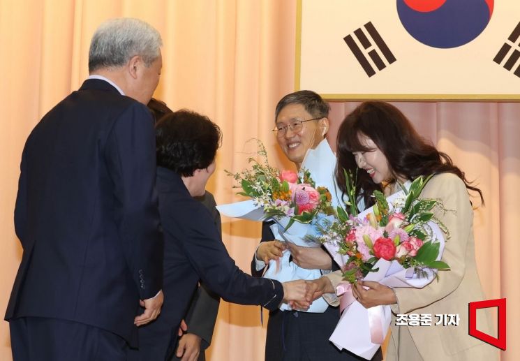 [포토] 가족들로부터 꽃다발 받는 문형배 재판관