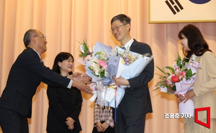 [포토] 문형배 헌법재판소장 권한대행 퇴임