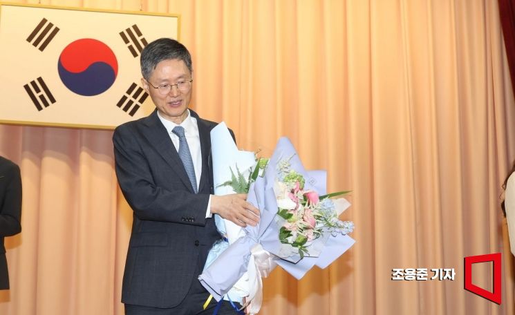 [포토] 꽃다발 받고 자리 이동하는 문형배 헌법재판소장 대행