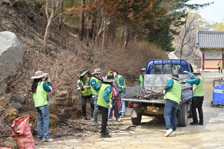 경북교육청·의성교육청 직원 35명, 불에 탄 천년고찰 의성 고운사서 복구 구슬땀