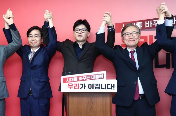 한동훈 "尹놔드리고 미래로"…조경태·최재형 "韓돼야 구시대 끝나"