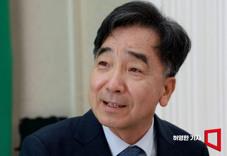 유종일 이재명 싱크탱크 '성장과 통합' 상임공동대표가 아시아경제 본사에서 AK라디오에 출연, 소종섭 에디터와 인터뷰하고 있다. 허영한 기자
