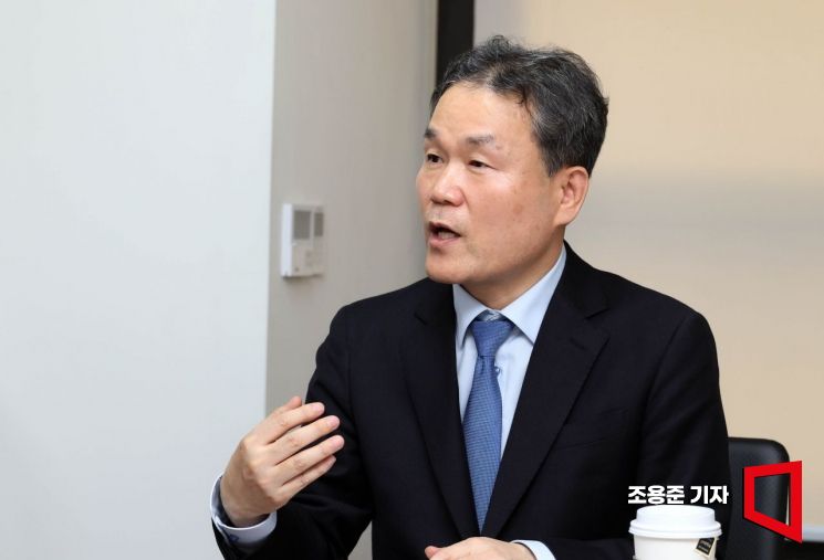 이장희 직업능력심사평가원장이 18일 서울 퇴계로 사무실에서 아시아경제와 인터뷰 하고 있다.