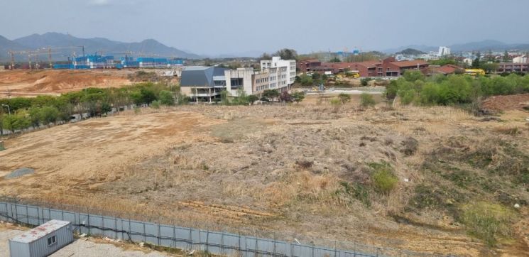 18일 광주과학기술원 캠퍼스 내 잔여 부지(3만1,709㎡)가 잡초가 무성한 채 방치돼 있다. 민찬기 기자