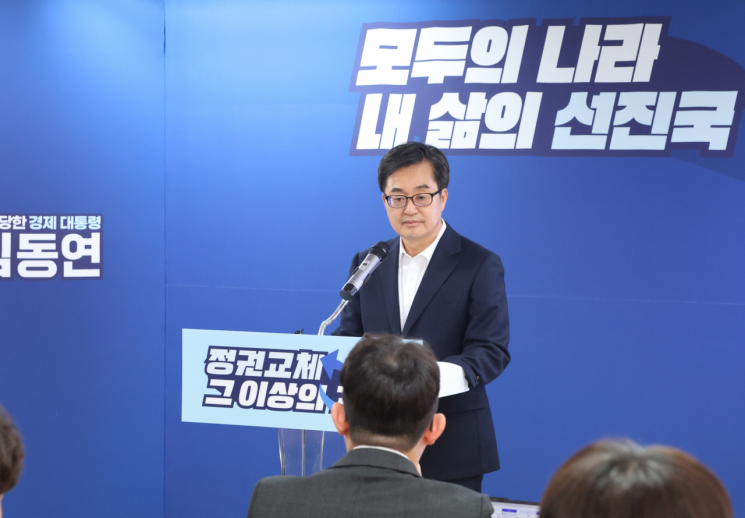 18일 서울 여의도 일대 김동연 경기지사의 캠프 사무실에서 김 지사가 기자들의 질문에 답하고 있다/사진=김동연 캠프