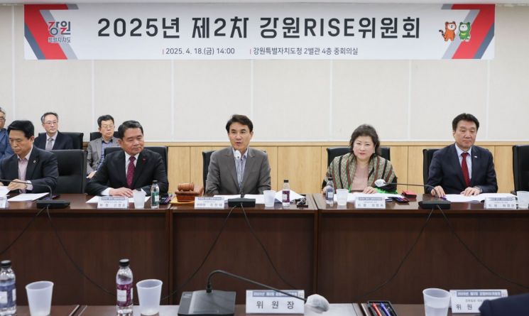 김진태 강원특별도지사(사진 가운데)가 18일, 강원도청에서 열린 ‘2025년 제2차 강원라이즈(RISE)위원회’에서 공동위원장으로서 인사말을 하고 있다. 사진=강원특별자치도청 제공