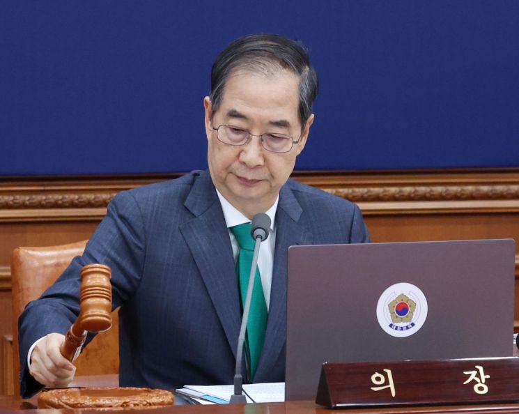 한덕수 대통령 권한대행 국무총리가 18일 정부서울청사에서 열린 국무회의에서 의사봉을 두드리고 있다. 대통령실통신사진기자단