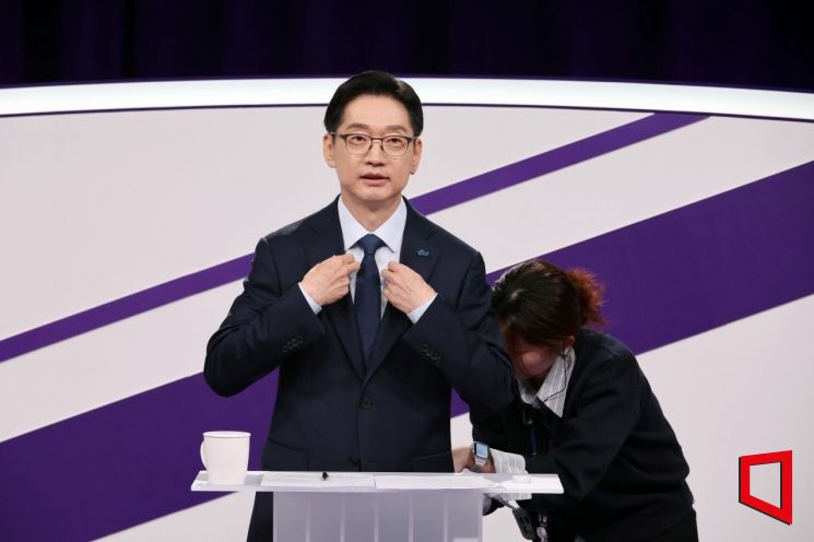 18일 서울 마포구 상암MBC 스튜디오에서 열린 제21대 대통령후보자 더불어민주당 경선 후보자 첫 TV토론에서 김경수 전 경남지사가 마이크를 차고 있다. 국회사진기자단
