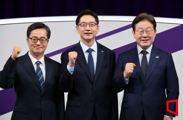 지난 18일 서울 마포구 상암MBC 스튜디오에서 열린 제21대 대통령후보자 더불어민주당 경선 후보자 첫 TV토론에서 이재명(오른쪽부터), 김경수, 김동연 후보가 기념촬영을 하고 있다. 국회사진기자단