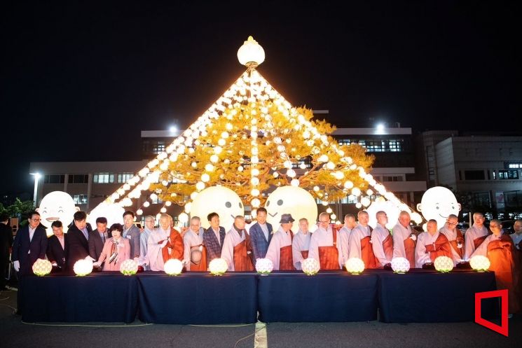 경북 구미시청 봉축연등 점등식을 가졌다.