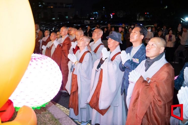 구미시불교사암연합회장 월담스님을 비롯한 지역 사암 스님, 신행단체, 신도회, 구미시청 직원 등 300여 명이 참석한 가운데 ‘세상에 평안을, 마음에 자비를’이라는 주제로 진행됐다.