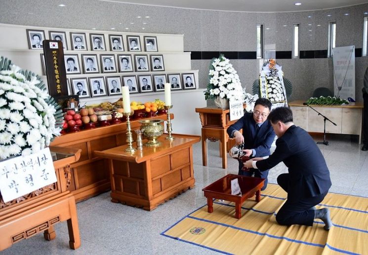 헌주와 재배 중인 이남일 부산지방보훈청장. 부산지방보훈청 제공