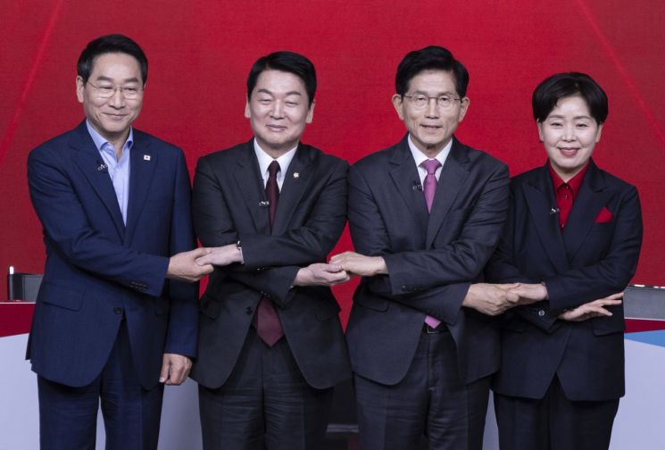 19일 서울 강서구 ASSA아트홀에서 열린 국민의힘 제21대 대통령 후보자 1차 경선 토론회에서 A조 후보들이 시작 전 기념 촬영을 하고 있다. 연합뉴스