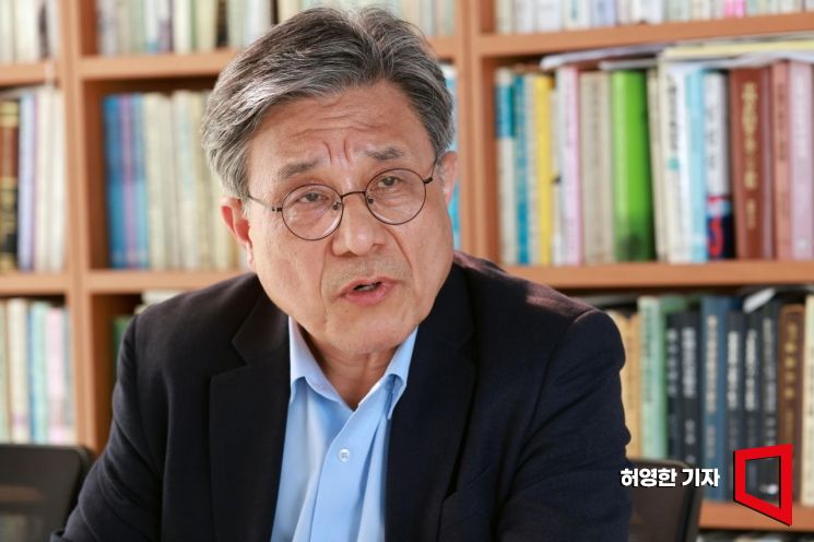 이재명 싱크탱크 '성장과 통합' 상임공동대표인 허민 전남대 지구환경과학부 교수가 서울 종로구의 한 사무실에서 아시아경제와 인터뷰하고 있다. 허영한 기자
