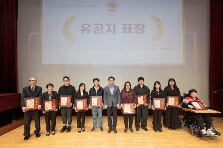 이기재 양천구청장(사진 가운데)이 장애인의 날 기념 유공자와 기념촬영을 하고 있다. 양천구 제공.