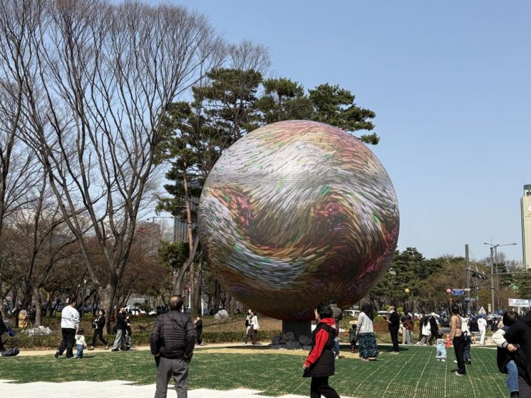 송파 석촌호수 새 명물 '더 스피어(The Sphere)' 외국인 인플루언서 팸투어 