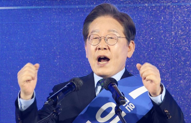 더불어민주당 대선 경선 후보인 이재명 전 민주당 대표가 19일 오후 충북 청주체육관에서 열린 '제21대 대통령선거 후보자 선출을 위한 충청권 합동연설회'에서 연설하고 있다. 연합뉴스
