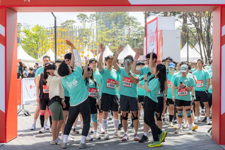 555m 국내 최고 수직 마라톤…롯데월드타워 '스카이런' 성료