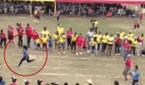 "어, 어, 어! 저 엄마 누구야"…드론도 따라가다 놓친 '학부모 100m 달리기'