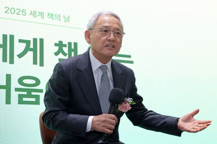 유인촌 문화체육관광부 장관이 20일 서울 종로구 대한민국역사박물관 1층 로비에서 열린 ‘2025 세계 책의 날 기념행사’에 참석해 발언하고 있다. 문화체육관광부
