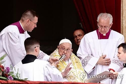 부활절 미사에 깜짝 등장한 프란치스코 교황. 로이터연합뉴스