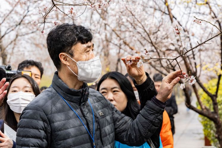 영등포구, '봄꽃 동행 무장애 해설 관광' 서울시 약자동행지수 교육 우수사례 선정