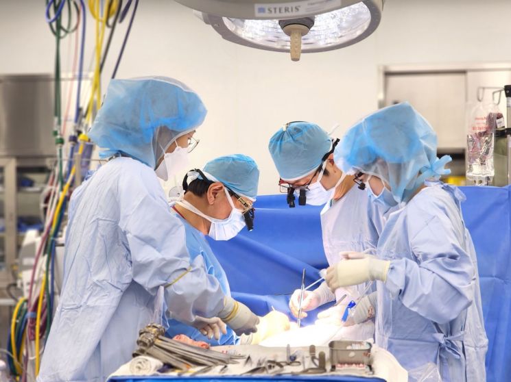 인천세종병원 의료진이 심장질환 환자를 수술하고 있다. 세종병원
