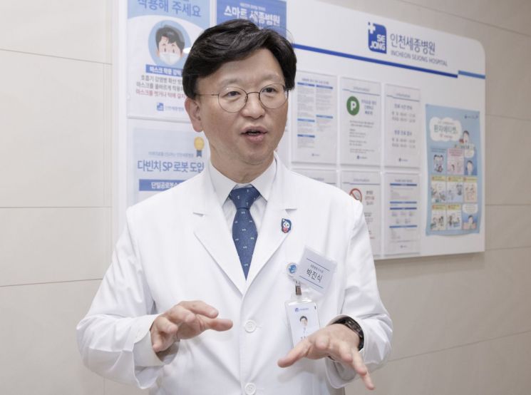 박진식 세종병원 이사장이 지난 17일 인천세종병원에서 취재진의 질문에 답하고 있다. 보건복지부